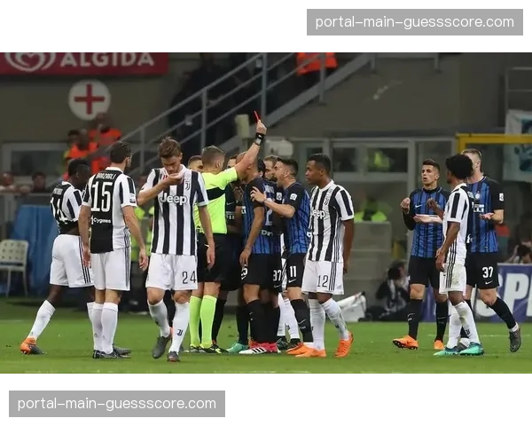 “意甲裁判委员会发布指引，将更严格判罚对边路突破球员的背后犯规”